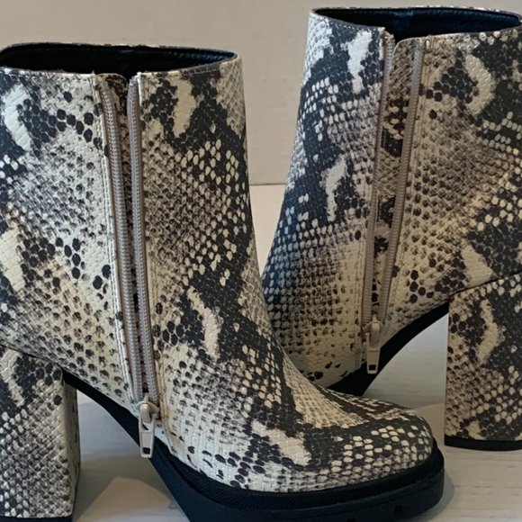 Steve Madden Womens Snake Skin Pattern Ankle High Boot Zipper Sides Size 5.5M - Picture 8 of 13